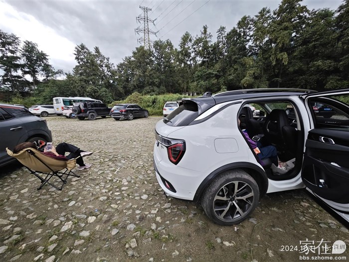 车上有椅子，这样坐着等也舒服。