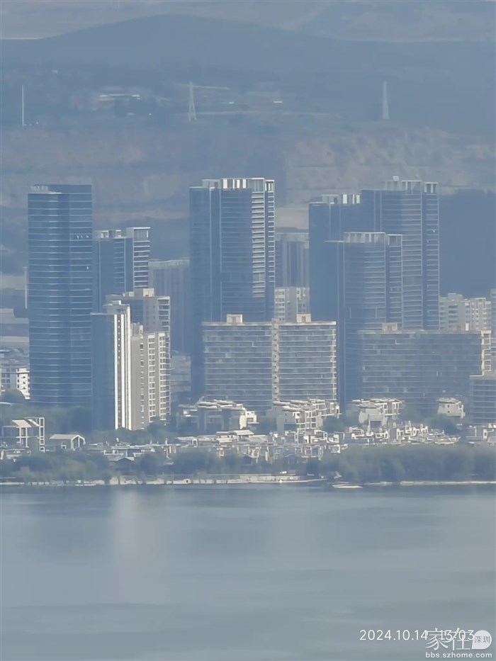 手机拉近了50倍看洱海对面我家的小区