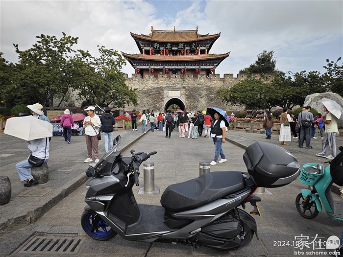 古城的游人还不少，感觉以团队为主。