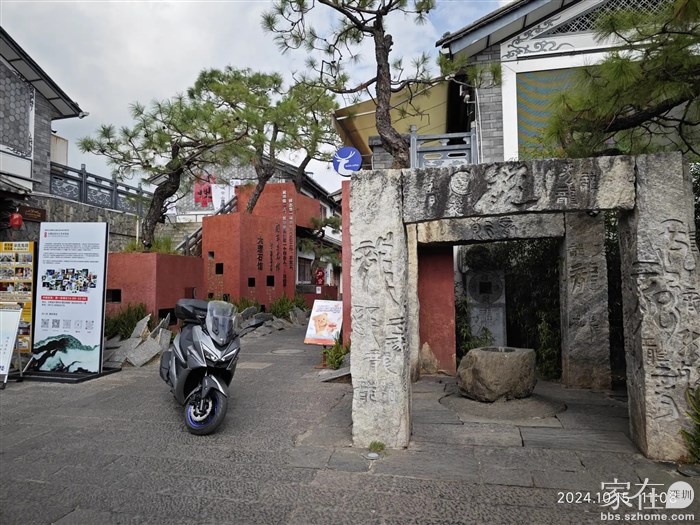 古城南门旁的这个大理石展馆很值得一看