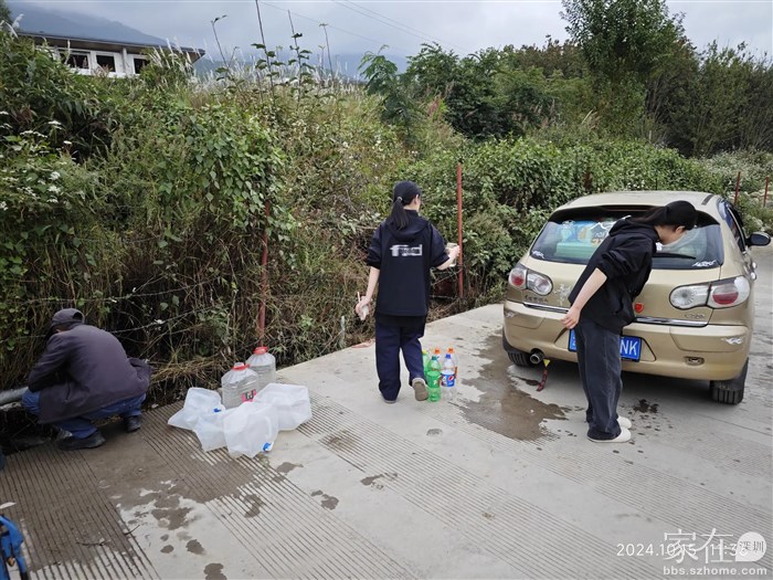 别人打来喝的山泉水这2个小姑娘打来刷车
