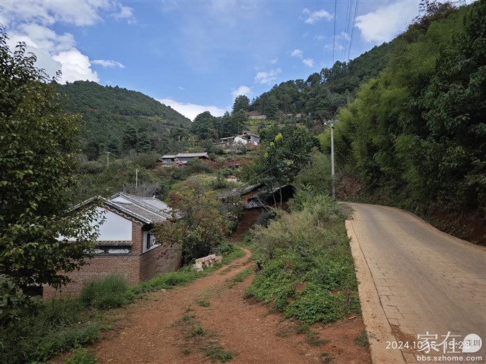 下山路上时不时有几户人家