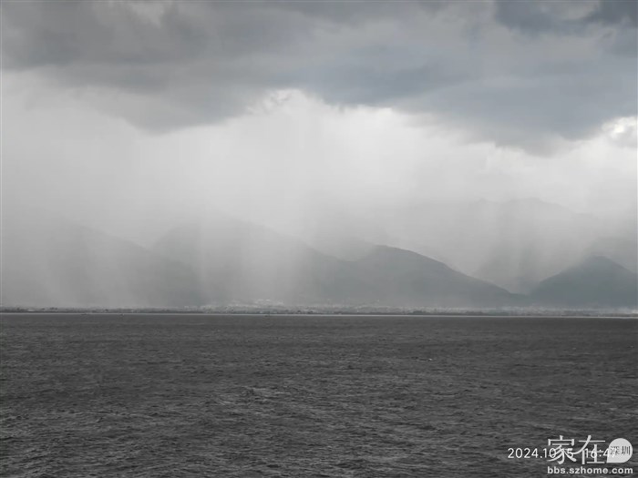 对面已下起了大雨，赶紧回家了。