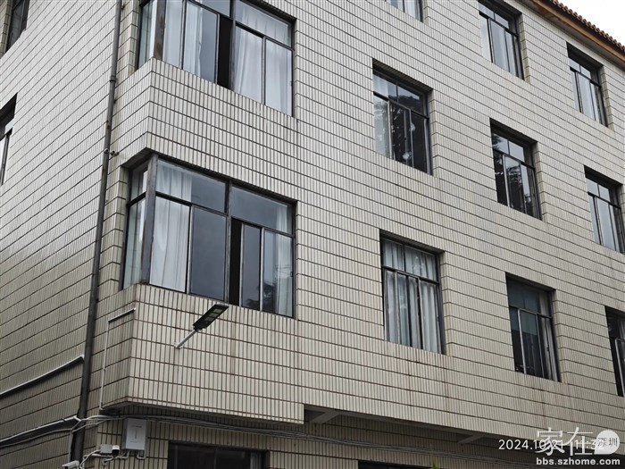 这些30年前的窗很老旧了也没换