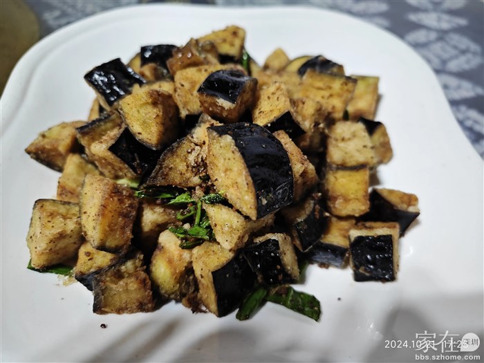 饭馆强烈推荐这个茄子竟然是油炸的，本地人个个都吃他，可我觉得一点不好吃。