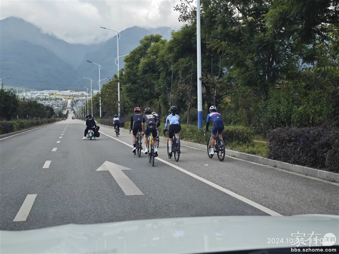 遇到一群骑手，估计是为后天的环洱海比赛热身的。