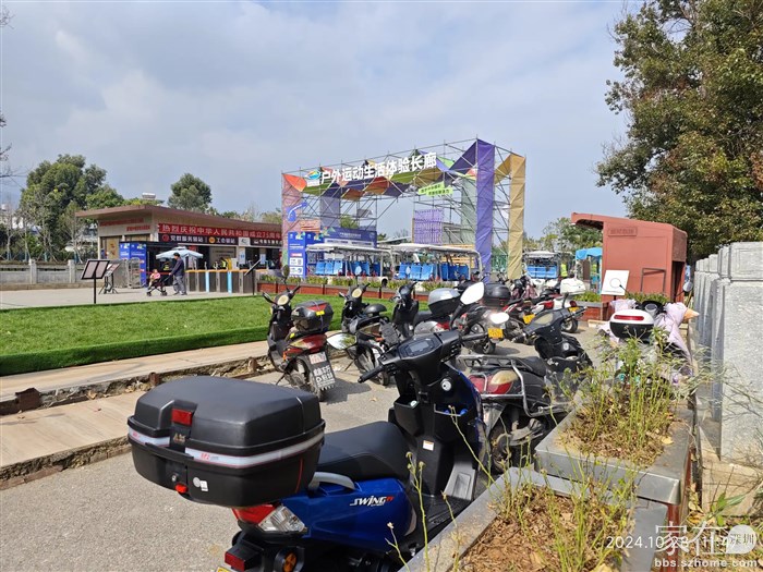 照例只要领导不一起就还是摩托车，一把油门就到。