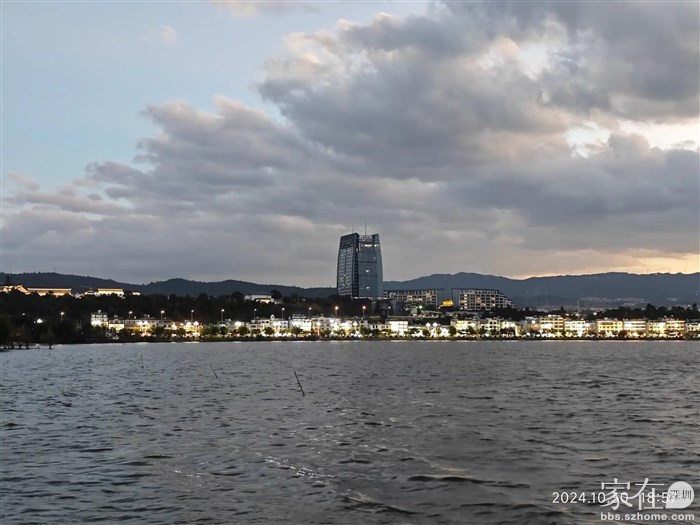 对面这么亮的地方就是滨海大道，今天就不走那了。