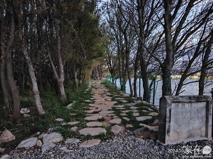 还有一条没走过的野路，天暗了，下次再走。