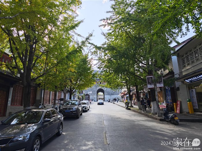 顺路又来到古城玉洱路的苍山门，银杏还没黄，腾冲就更不用说了，等不及的，这更加坚定我过几天就返深圳的想法。