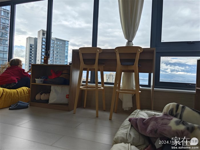 领导也不忘拍窗外雨后的苍山