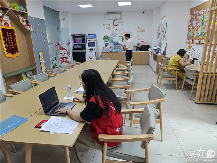 工作站的小姐姐电脑上敲几下就搞惦