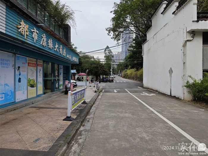 从这条路一直走600米到三环路