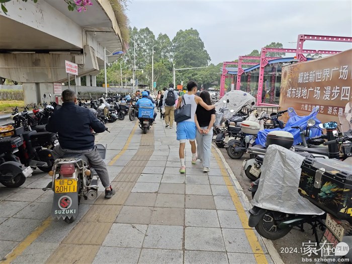 今天好热，年轻人都穿短袖了。