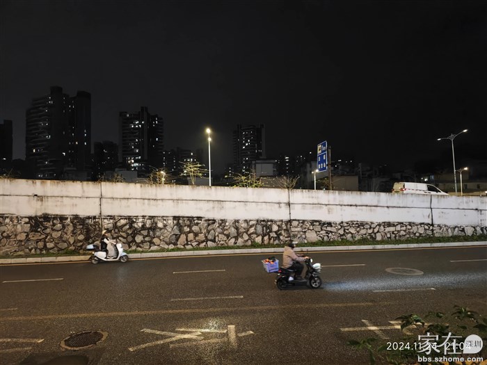 其实就在马路对面，但因为立交桥要绕着走。