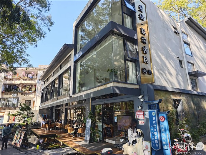 这家书屋的咖啡太贵了，没必要在这消费。