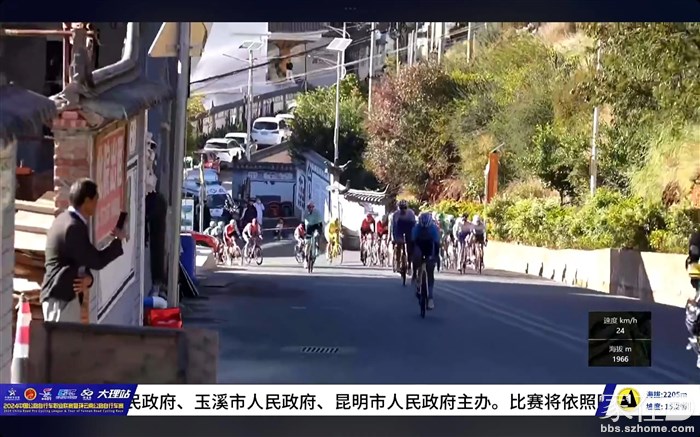 这个坡我推车上来都费劲，更别说他们还可以骑那么快的速度。