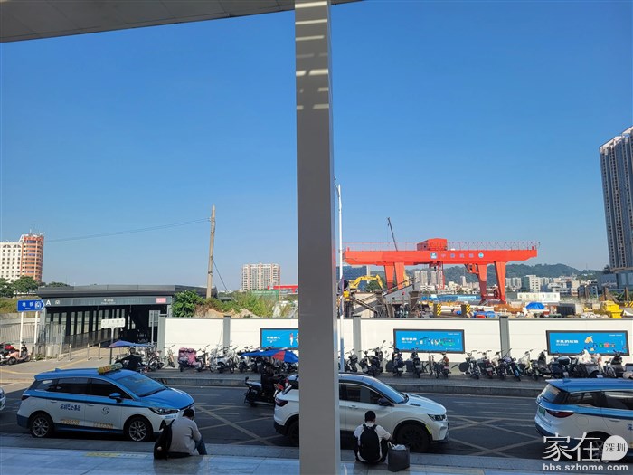 从平湖火车站候车室看“平湖枢纽”