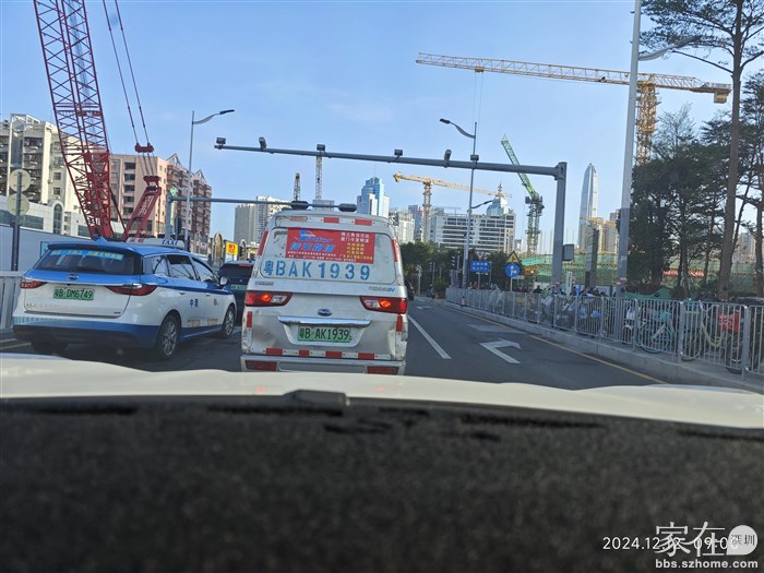 走在沙嘴路上让我既熟悉又生疏，熟悉的还是那条路，生疏的是己然变成了一个地铁大工地。