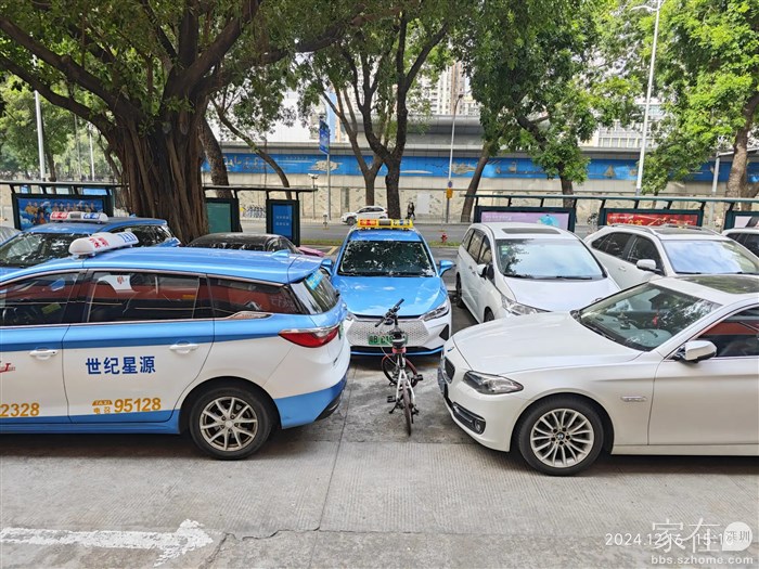 骑单车能方便的将车停在银行前