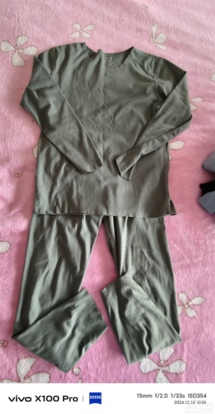 两套秋衣，裤子穿了几次，衣服未穿，洗过，标160码，偏小，148以下身高穿