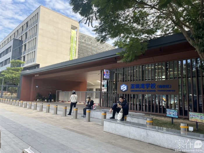 贵族学校与公办学校的结合，孩子们快乐学习成长的好学校，重视个性发展，体育，英语