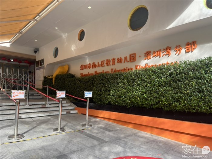 一所有小小班，蒙氏混凝班，小班，中班，大班的幼儿园，巨大滑滑梯，这是是孩子开心的乐园。 外教上课，双语的幼儿园。