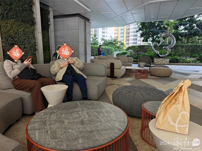 在楼下大堂坐一会