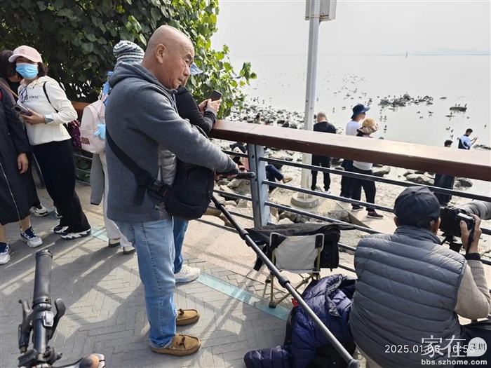 这位老哥要收摄影装备离开了，问来多久了，讲7点就到了，等于在这己拍了4个小时，这么好打发时间我要不要也学学。😃