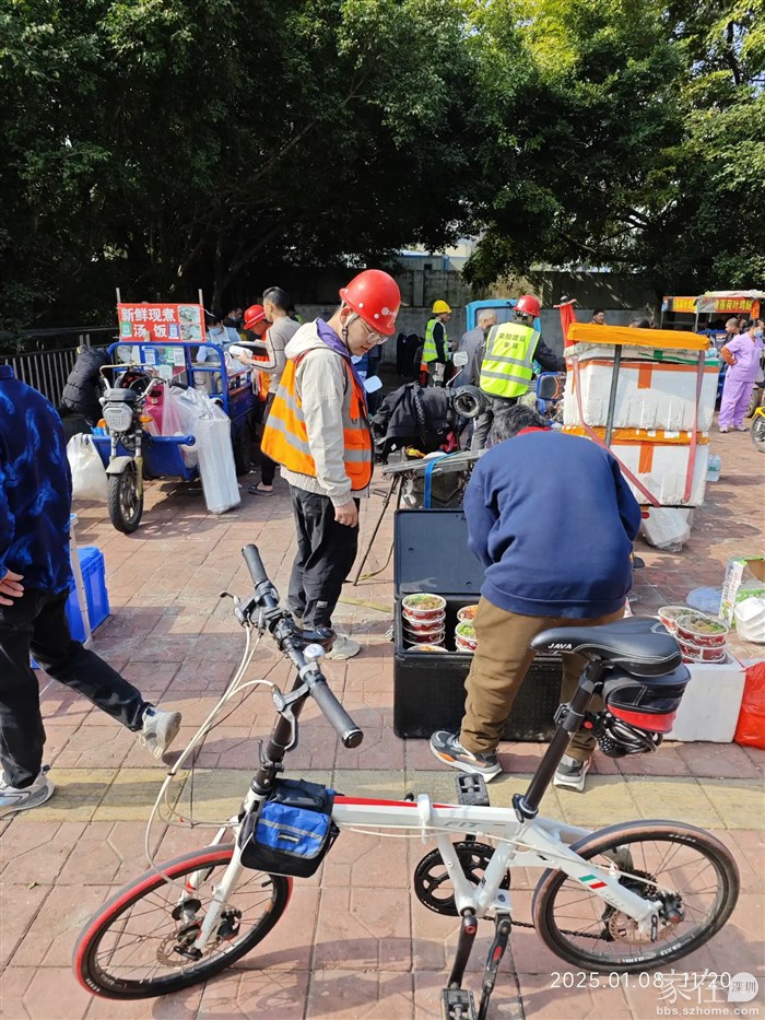 出地铁站就是港大医院，到饭点了医院门外好多卖饭的。