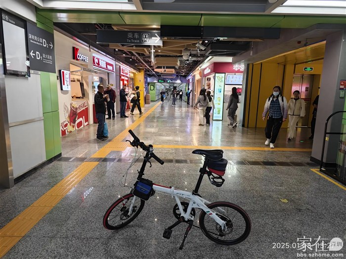 地铁站里挺多小店