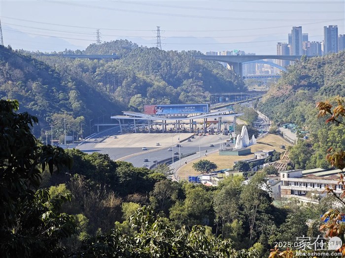 看的见的惠盐高速白云前收费站，开车出收费站2分钟就可进村了。