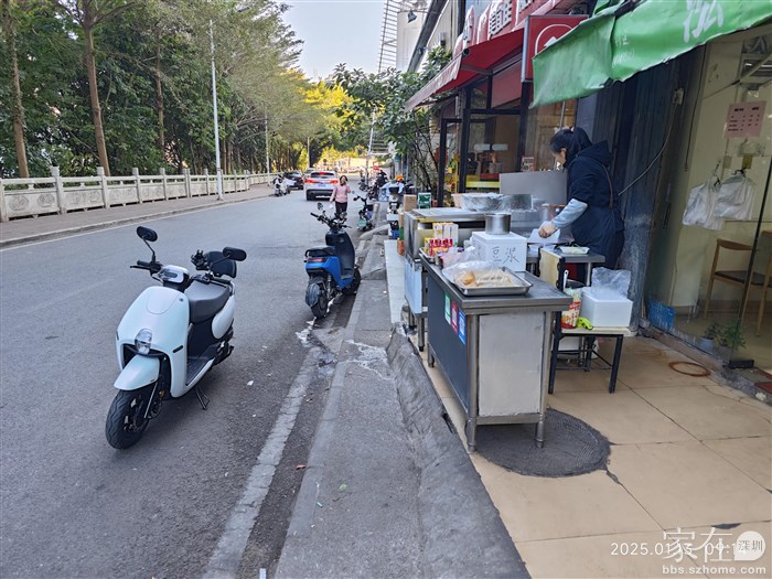 今早骑着小摩托去买早餐