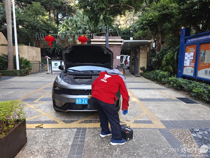 车库光线不好将车子开上来更好操作