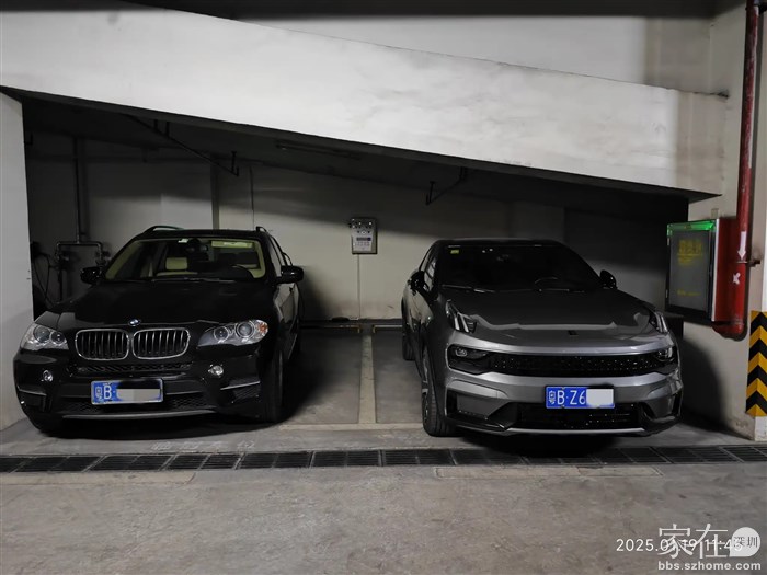 我车位旁边是临时车位，但长期被一辆宝马占着，他另外有一辆电动车，要充电了就将宝马开出让电车进来充电，我车位旁边就有一个公共充电桩，将来我换了电车位接个延长线就可以很方便的充电，到时厂家配的充电装置可安在惠州，那样的话我在哪用电车都无忧了。