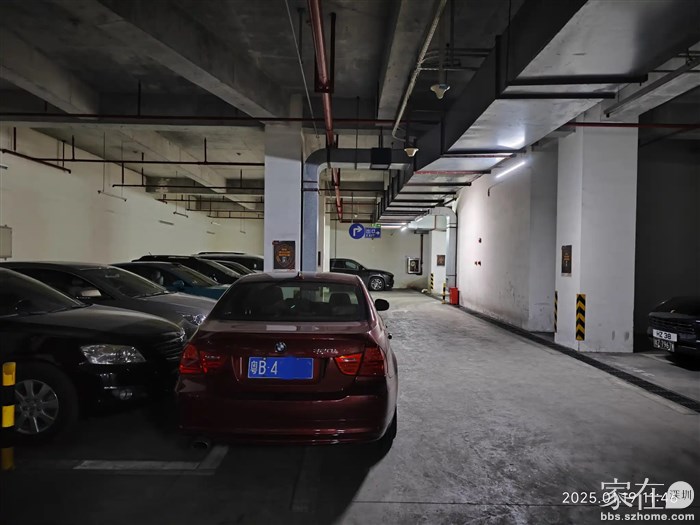 这些没车位的只能这样停车，不过只要不挡道，能及时驶出不挡着里面的车也无所谓了。