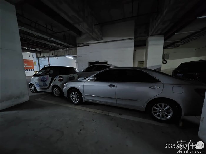 这个用个超小尺寸的车子占位，大车开出去用小小车占位，大车回来了可以这样停在一起，位置刚刚好，绝了。