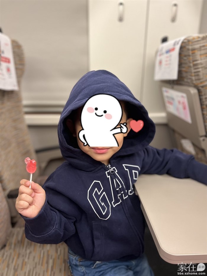 弟弟一路各种吃，各种跑