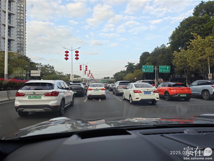 路上己挂好了喜庆的灯笼。