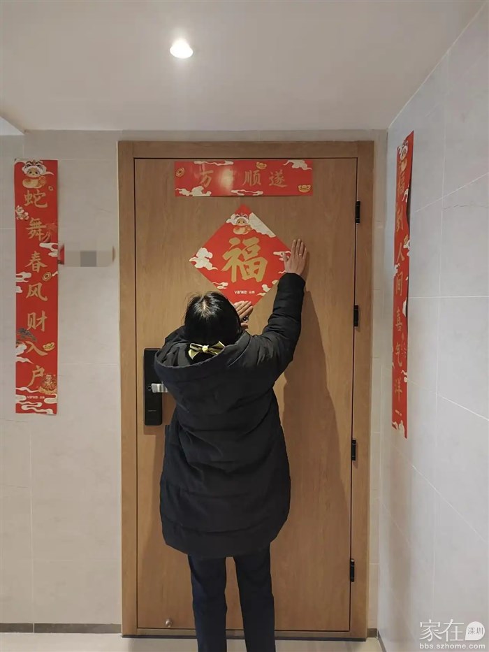 人不在大理，但那边的小区物业还是给我将春联在门上给贴好。