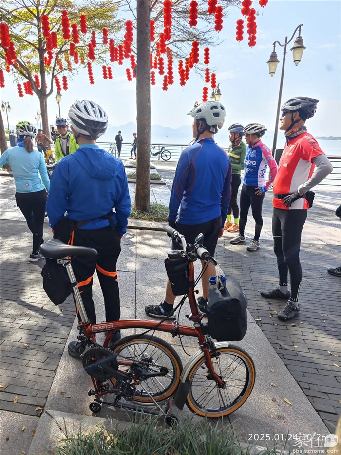 遇到一个小布车队，这个小布折叠可不便宜，得有个2、3万吧。