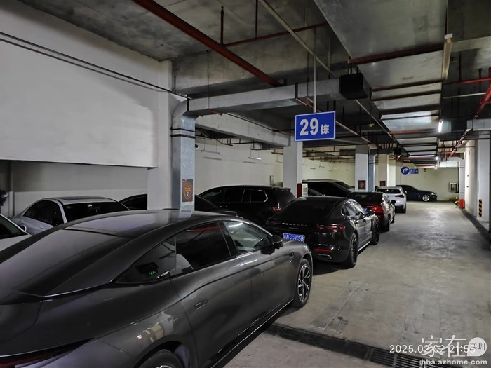 小区车库停满了车，他们都没开车出行吗？