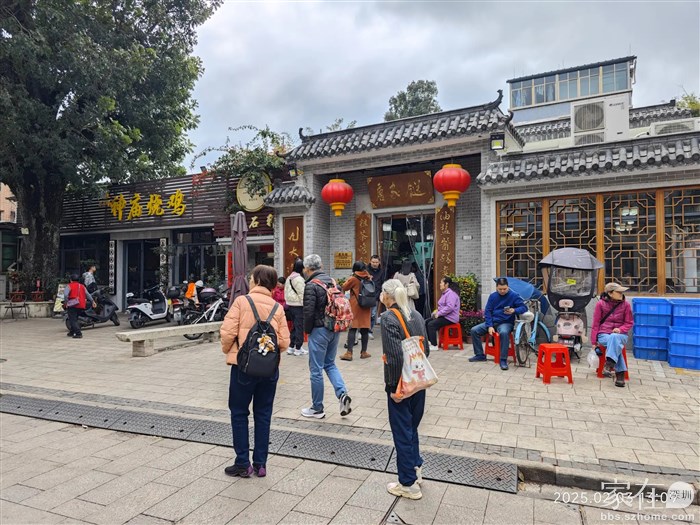 这家需排队，拿了号后继续找吃，走了一圈没找到又返回这家吃。