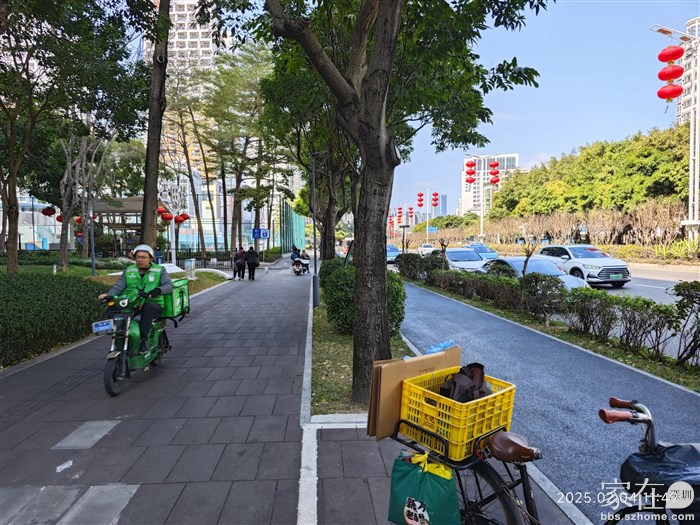 明明都已经开出了非机动车道，可是这些电鸡车还要在人行道走，无他，违法成本低呀，只管自己方便就行。