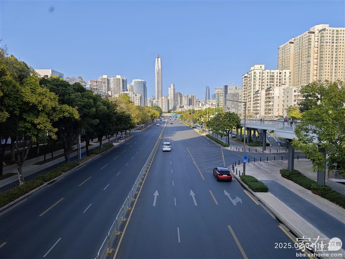 大年初七，春节假期最后一天，深圳市内的道路车还不显多。