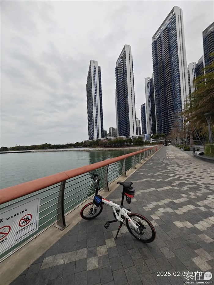 这是半岛城邽，房价挺豪的一个楼盘。