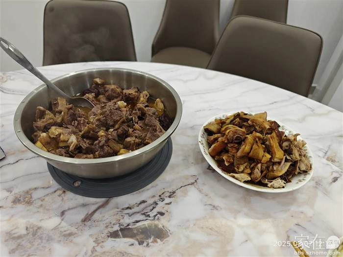 还真有大餐，铁锅炖大鹅。