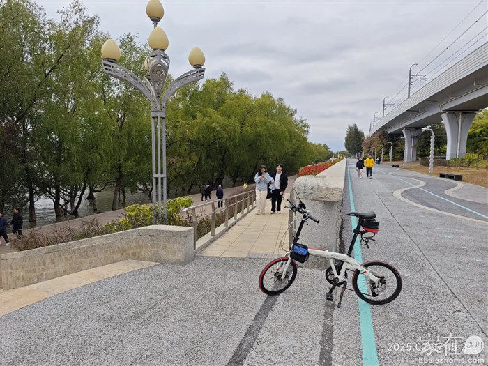 不过下了桥又开始有海边栈道了