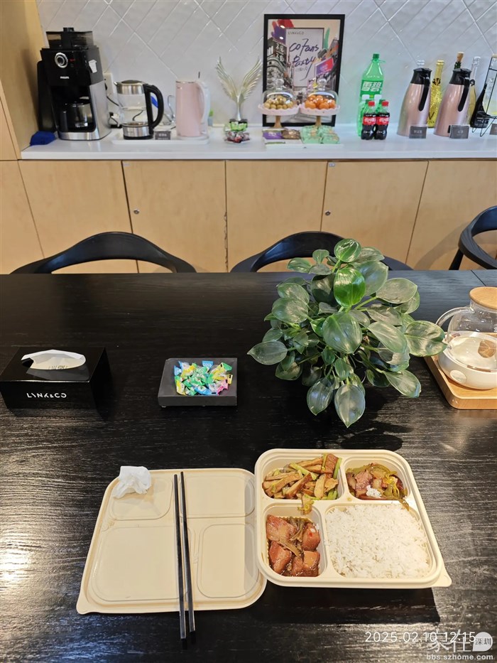 午饭也在4S店解决了