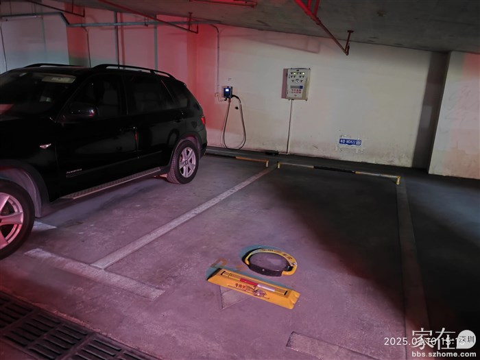 深圳自己家的车位旁边就有一个公用充电桩，到时买一条延长线就可方便的充电，买车免费配的充电桩可装在惠州，而大理小区的车厍里大把充电车位，三地都可方便的充电，这样我不跑长途的话用领克09EM-P基本无需加油了。